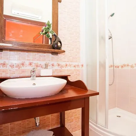 1 Bedroom Beautiful In *