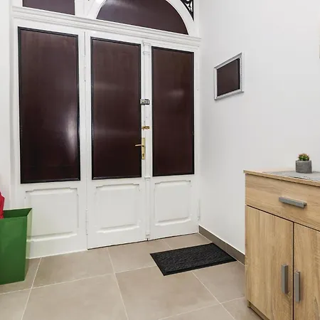 1 Bedroom Beautiful In Риека