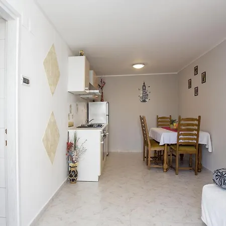 1 Bedroom Beautiful In Апартаменты Риека